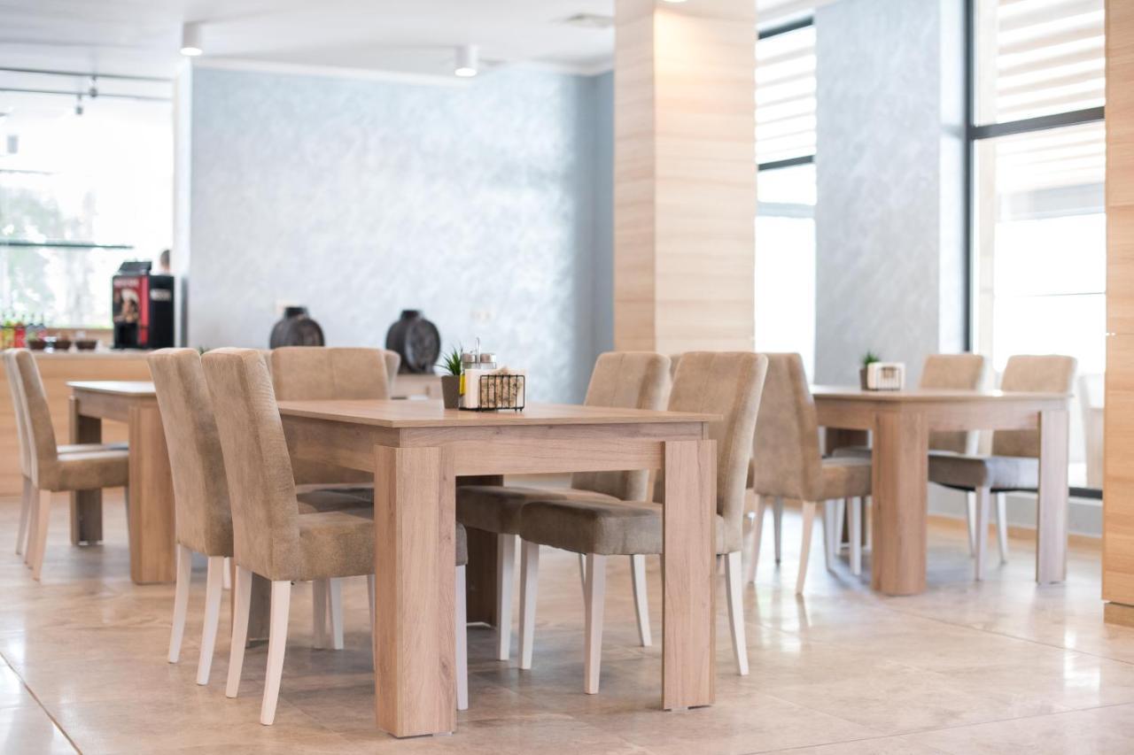 Cinema Hotel Primorsko Extérieur photo