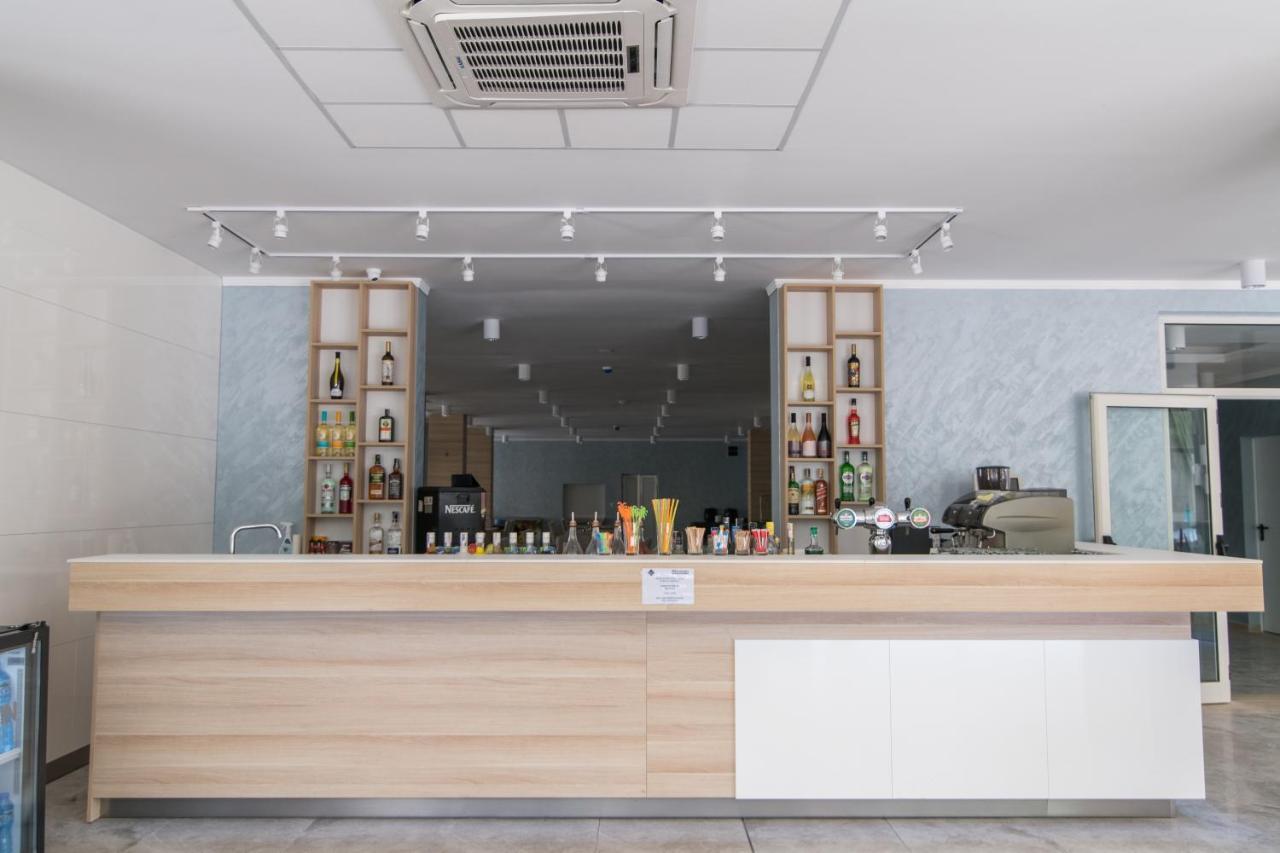 Cinema Hotel Primorsko Extérieur photo