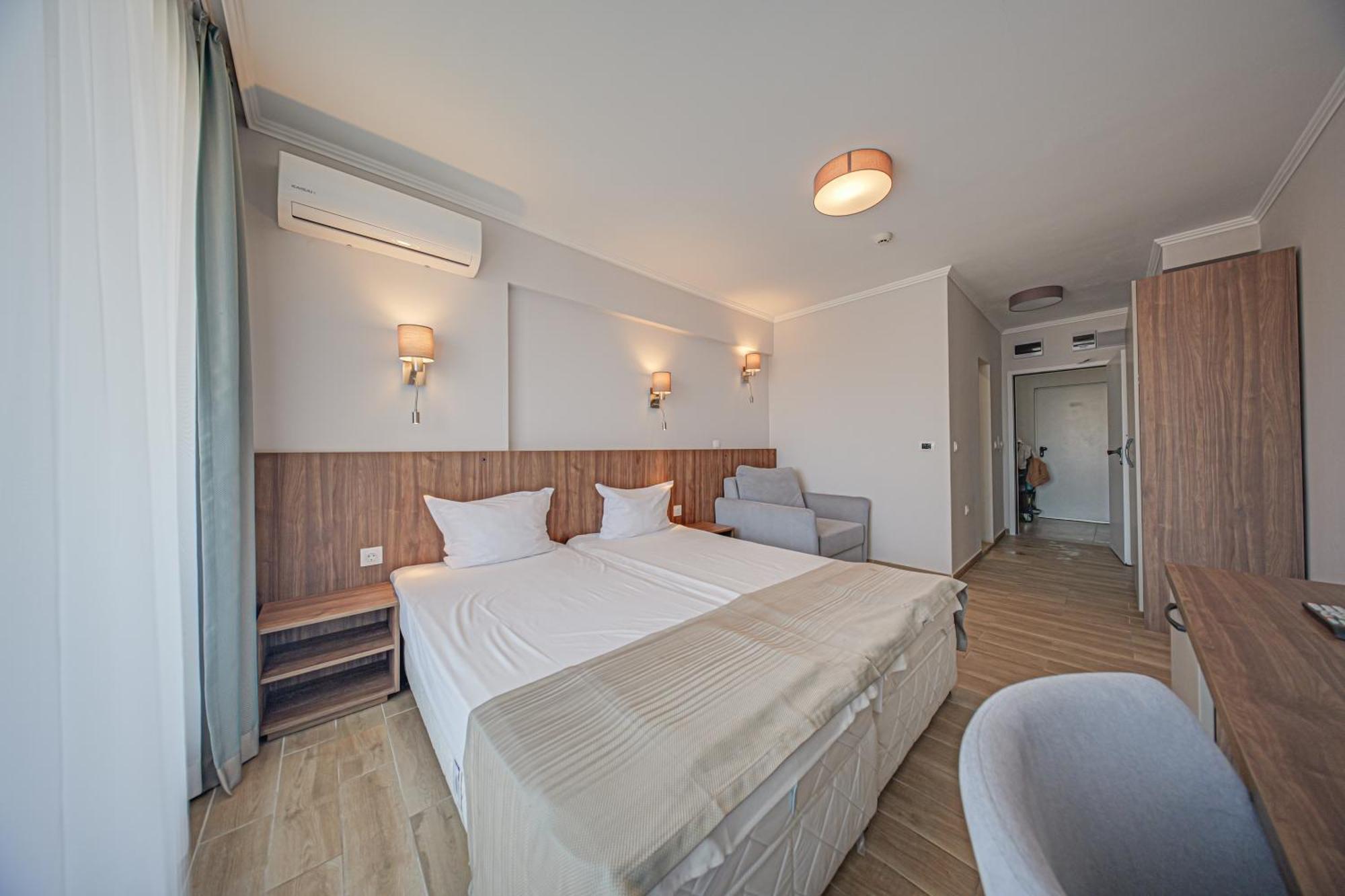Cinema Hotel Primorsko Extérieur photo