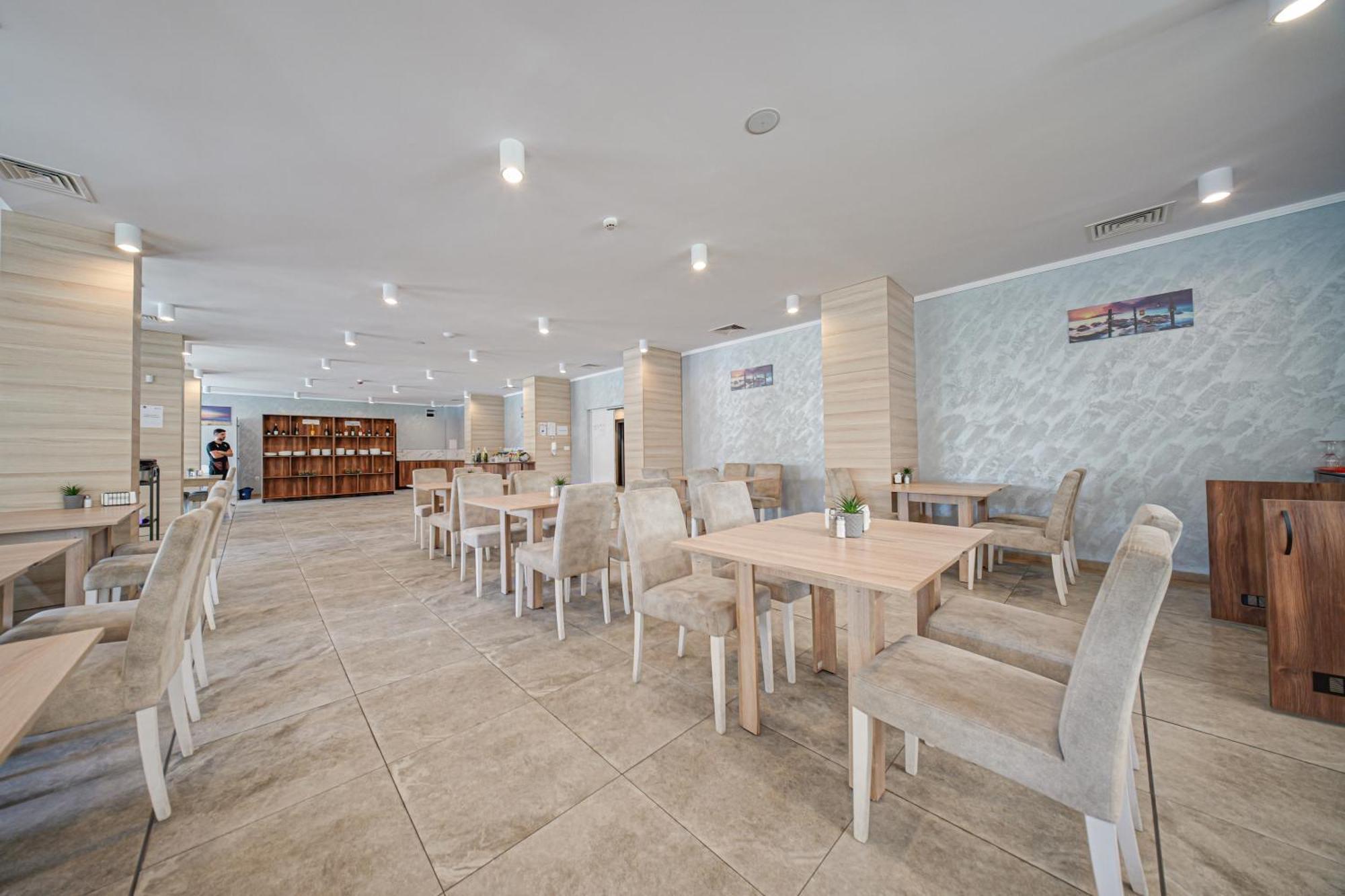Cinema Hotel Primorsko Extérieur photo